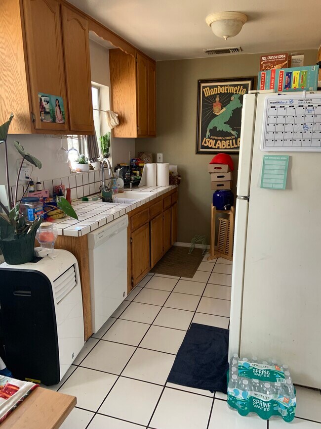 kitchen - 5025 Klump Ave