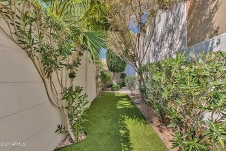 Building Photo - 1138 E Amberwood Dr