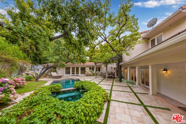 Building Photo - 1290 Sunset Plaza Dr