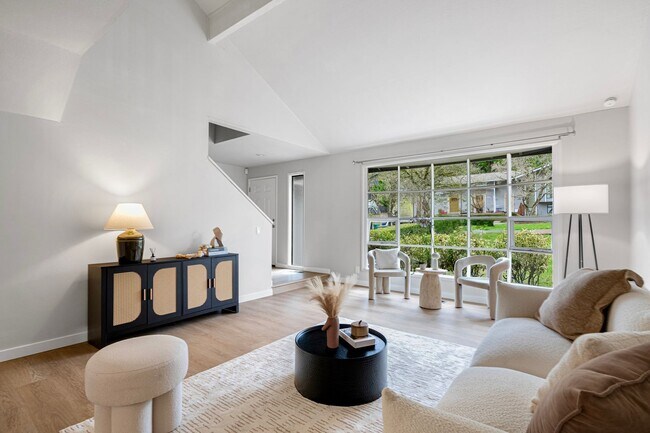 Foto del edificio - Spacious 4-Bedroom Home for Rent in Kirkland