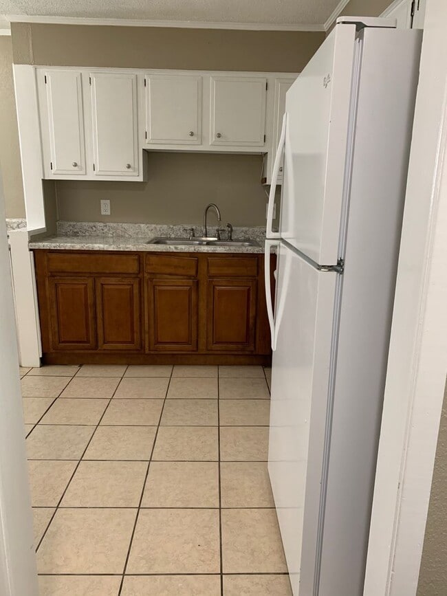 Building Photo - 2bed/1bath House NEW PAINT!
