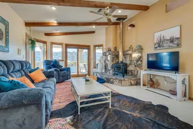 Building Photo - Waterfront Charm!