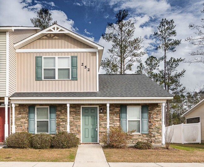 Foto del edificio - COMING IN SEPTEMBER Beautiful townhome in ...