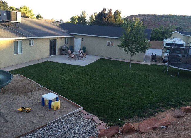 Foto del edificio - 1743 W Green Valley Ln
