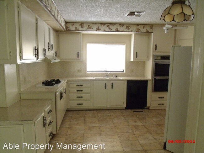 Foto del edificio - 2 br, 2 bath House - 141 Larch Ct