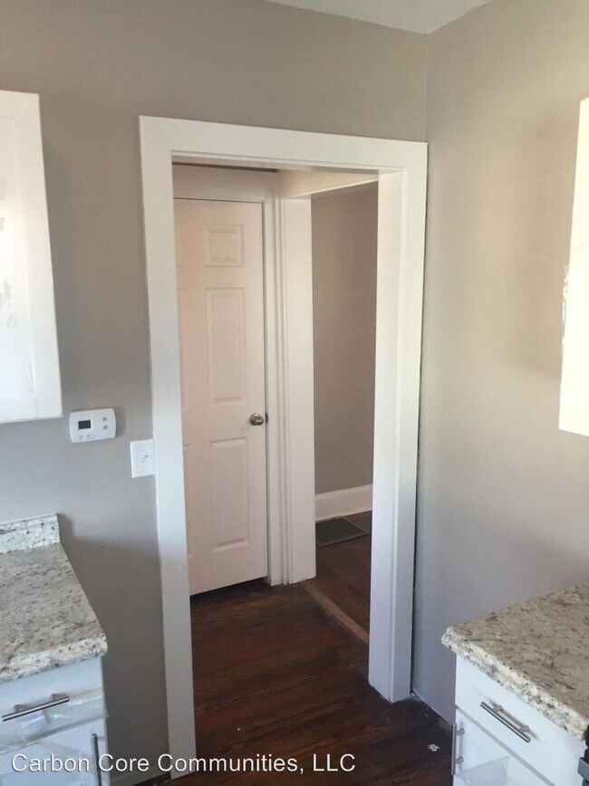 Building Photo - 1 br, 1 bath Apartment - 2110 Drex Ave.