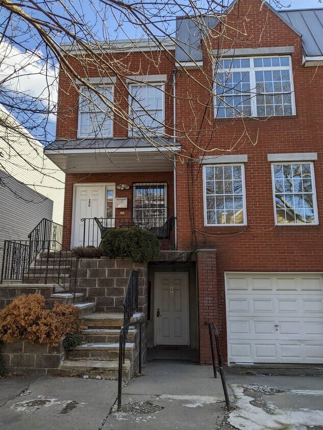 Primary Photo - 290 Halladay St