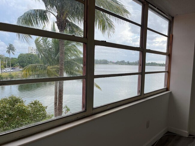 Building Photo - 1301 NE Miami Gardens Dr