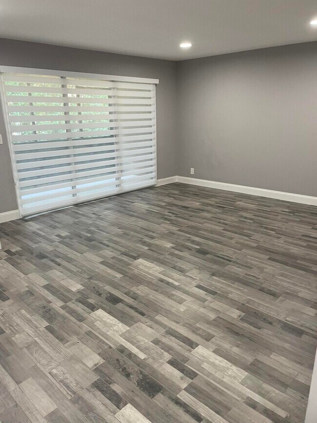 Building Photo - 2700 Coral Springs Dr