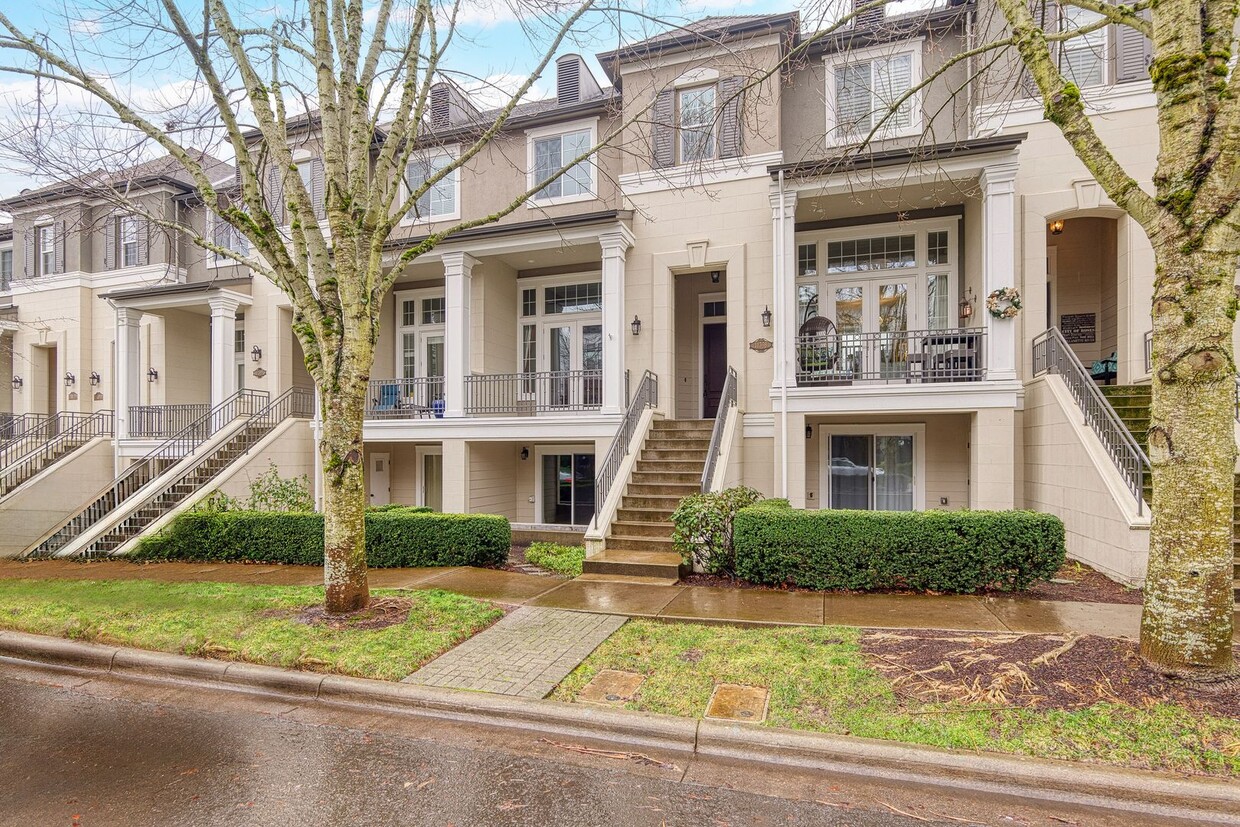 Foto principal - Luxury 3-bedroom, 3.5 Bath Row Home for Rent in Villebois Village Center