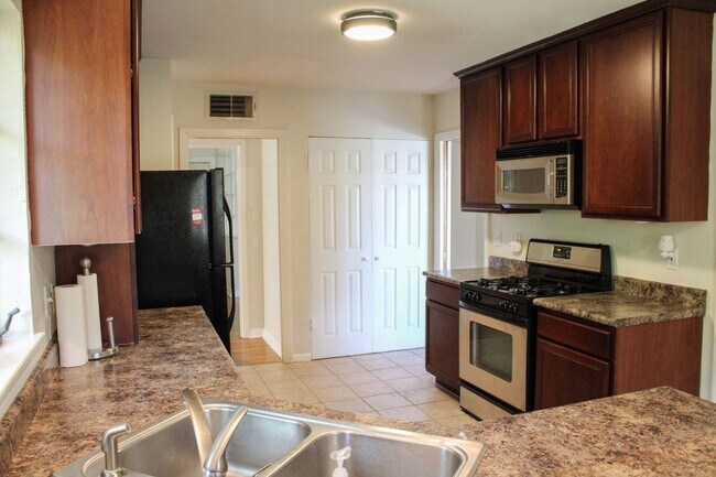 Building Photo - 3 - Bedroom Terrell Hills