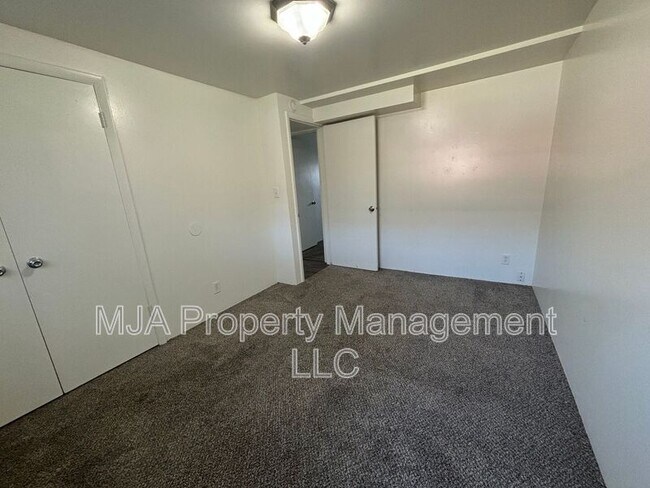 Building Photo - 1735 S Holladay Blvd