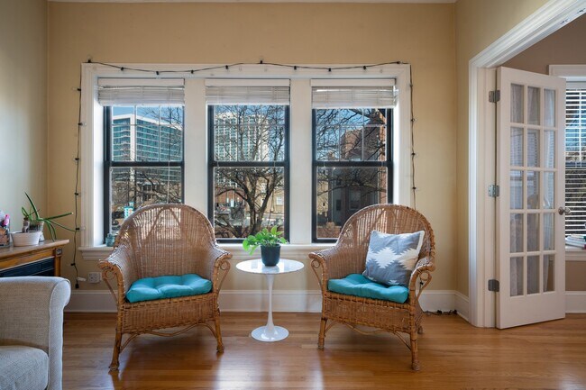 Foto del edificio - 741 W Waveland Ave