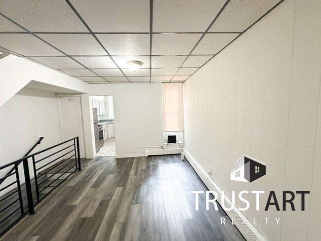 Foto del edificio - 3 bedroom house/ semi finished basement/ba...