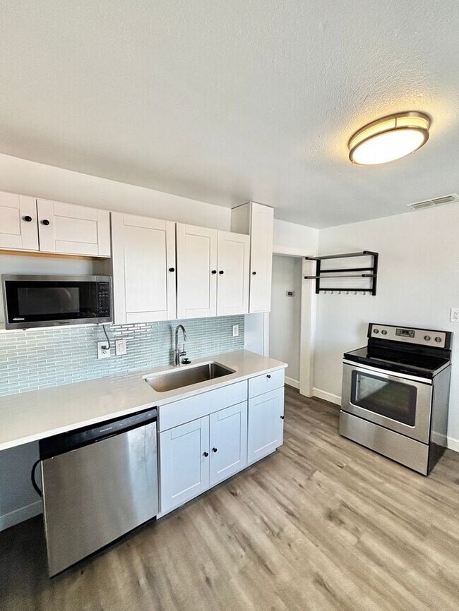 Building Photo - Charming 1-Bedroom Apartment with Convenie...