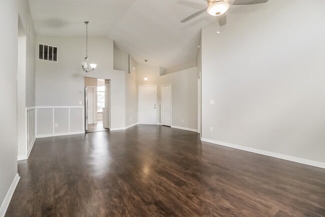 Building Photo - 2630 Delcrest Dr