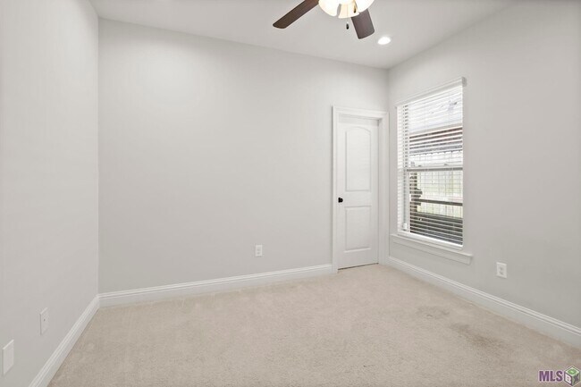 Building Photo - 471 Lake Breeze Dr