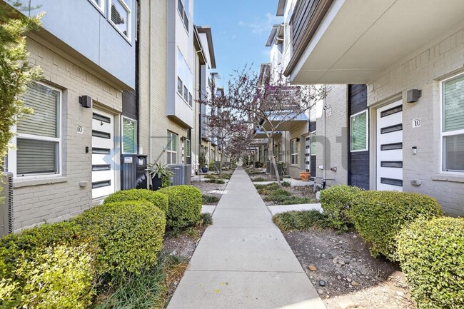 Building Photo - 4906 Live Oak St
