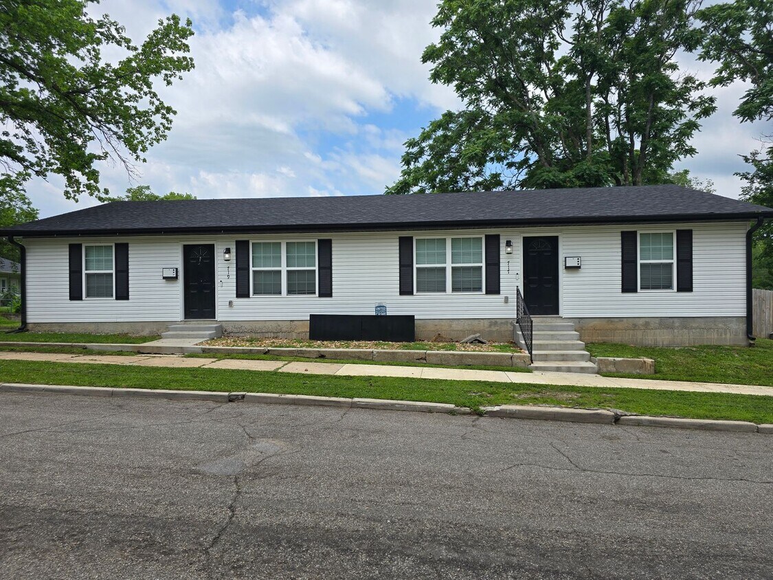 Primary Photo - 717-719 W B St