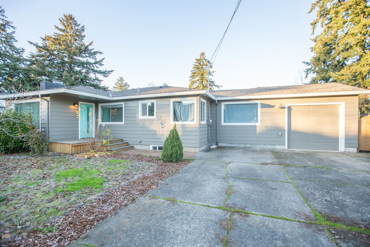 Foto principal - Don't Miss out 4 Bedroom 2 Bath NE Portland !