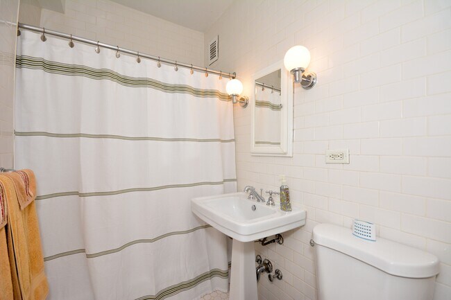 Foto del edificio - Large Rental West of Parkway