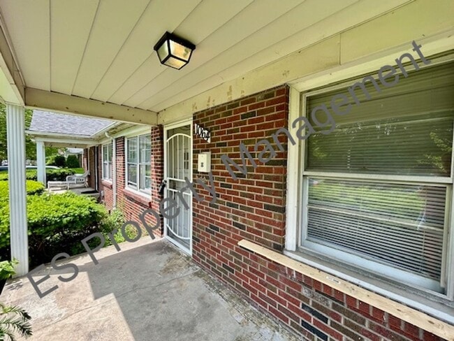 Building Photo - Brick 2 Bedroom, 1 full bath 1/2 duplex on...