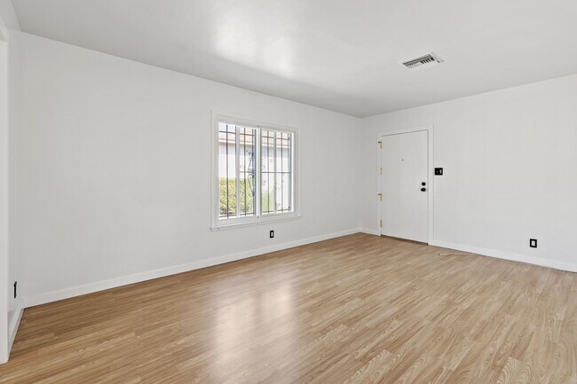 Building Photo - 9813 S Van Ness Ave
