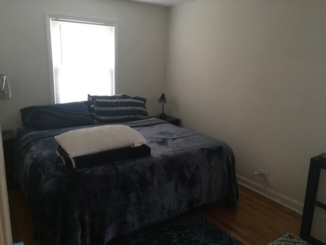 King sized bed pictured with room on both sides of bed to exit. - 1163 S Oak Park Ave