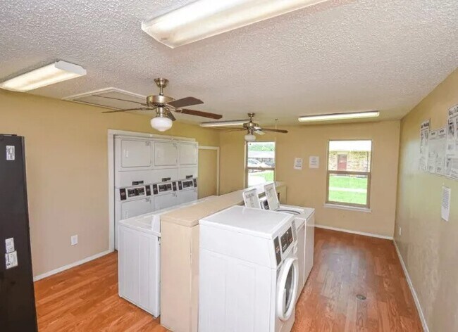 Foto del edificio - 1301 W College St