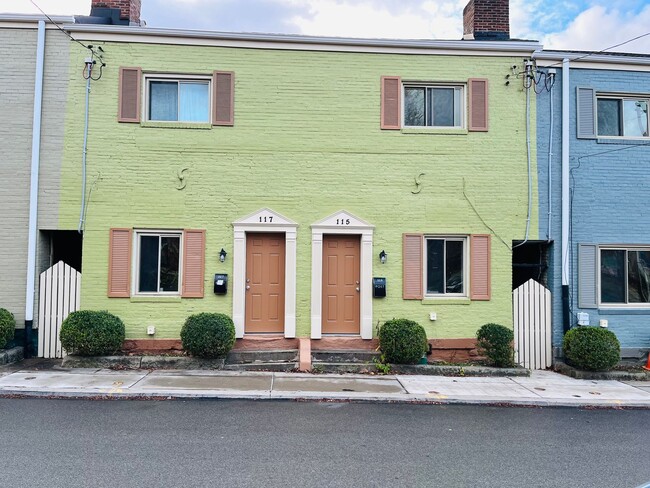 Building Photo - Two Bedroom/One Bathroom Townhome one block away from AGH! September 1 move in!