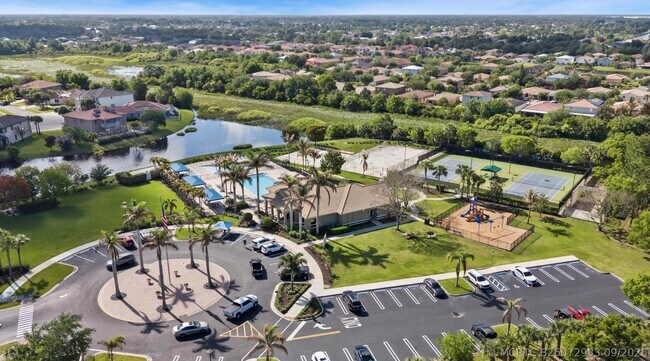 Foto del edificio - 1899 Newport Isles Blvd