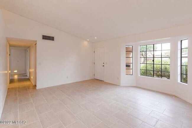 Building Photo - 9981 E Falcon Point Dr