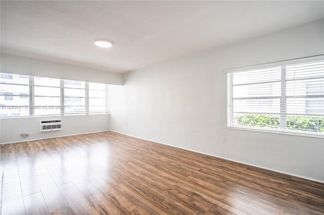 Foto del edificio - 8315 Byron Ave