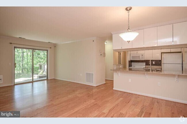 Building Photo - 18300 Streamside Dr