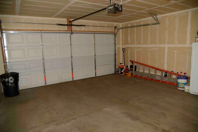 Cochera - 648 S Yarrow St