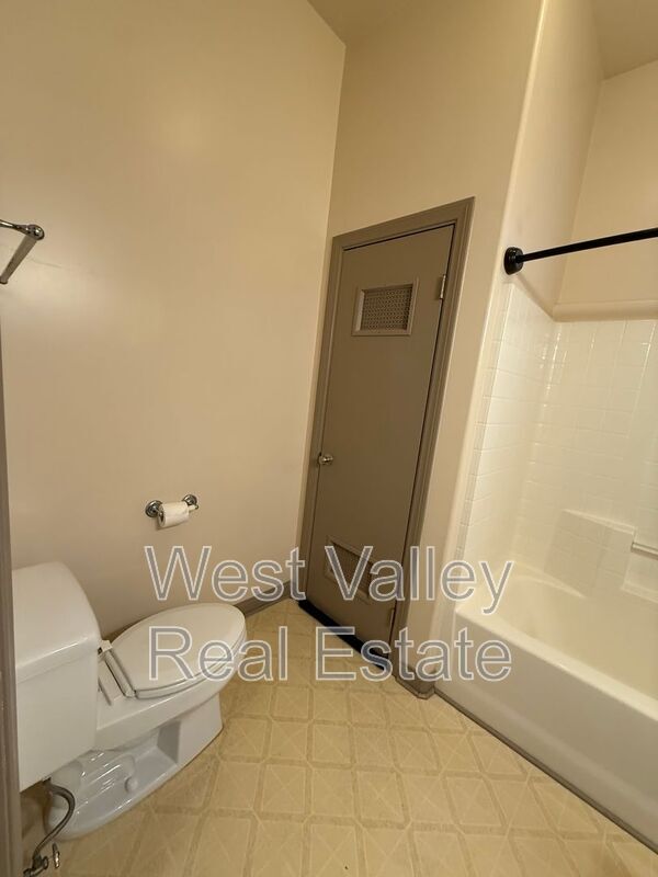 Building Photo - 522 Center St