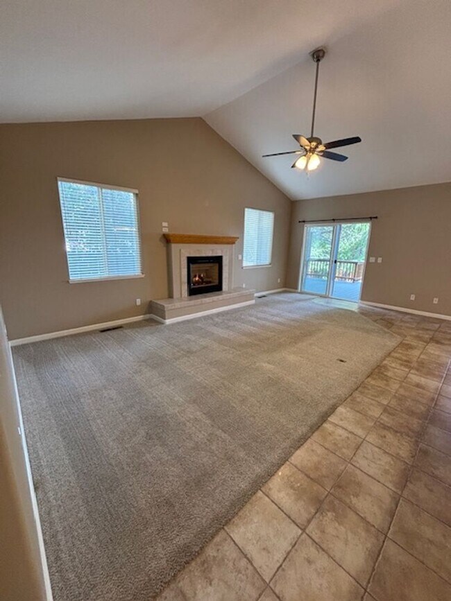 Foto del edificio - Three bed, two bath unit conveniently located off of Bell Road!