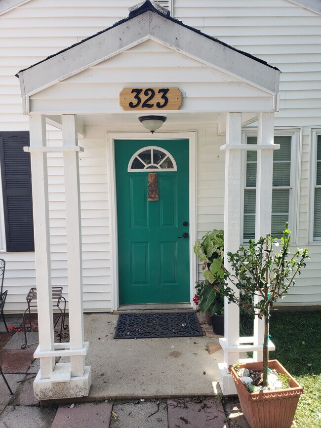 Puerta principal - 323 Howard Ave