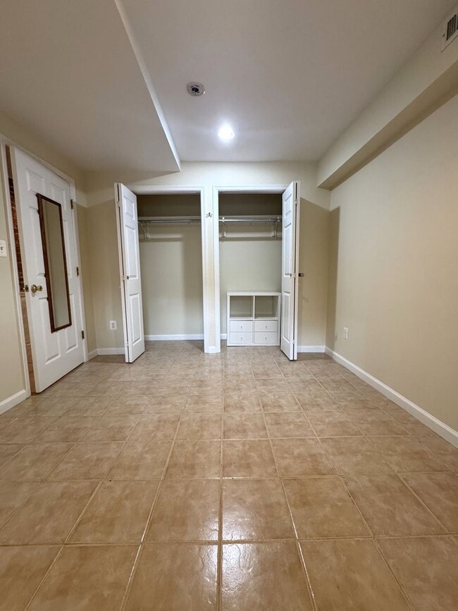 Building Photo - Centrally Located 1BR/1BA English Basement in Capitol Hill Basic Utilities Included