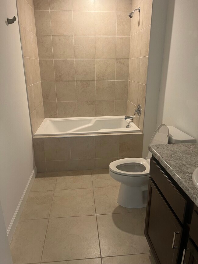 Huge bathroom - 9052 Gulf Run Way