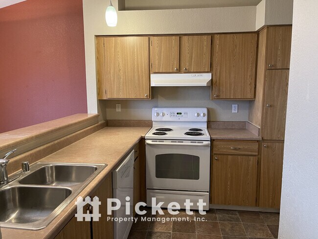 Building Photo - Stunning View from West Hills Area Condo!