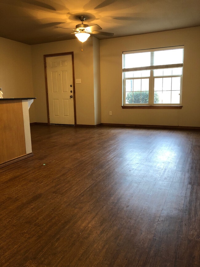 Foto del edificio - 102 S East St