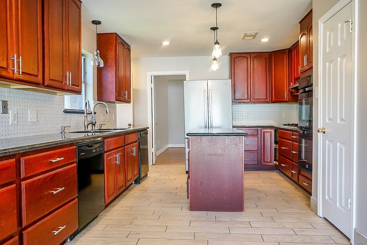 Foto principal - 7626 Coachwood Dr