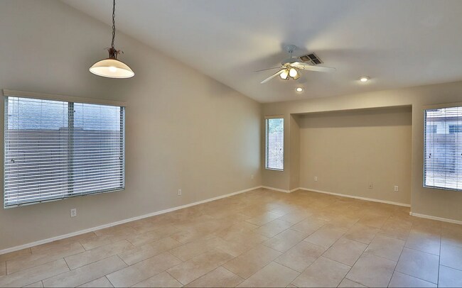 Foto del edificio - Beautiful 4-Bedroom Chandler Home with Pri...