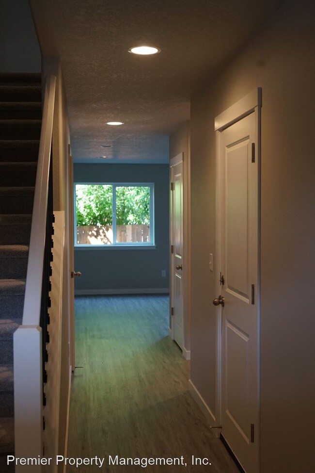 Building Photo - 3 br, 2.5 bath House - 7408 NE 136th Ave