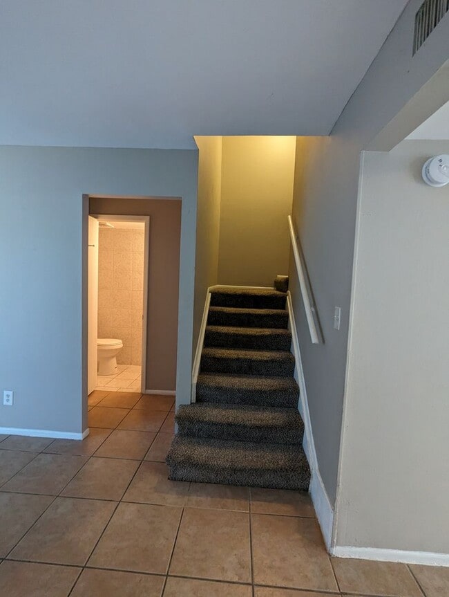 Building Photo - LARGE 4 BEDROOM TOWNHOME
