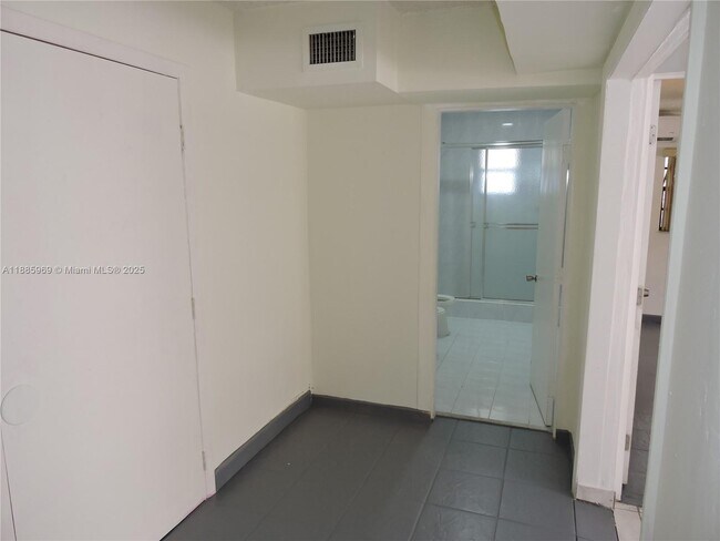 Foto del edificio - 681 NE 3rd Pl