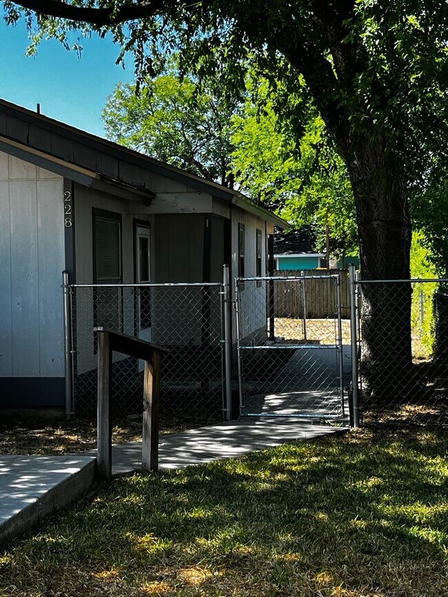 Foto del edificio - Coopwood Ave 228