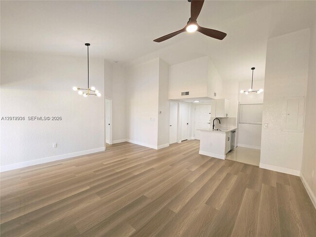 Foto del edificio - 2881 N Oakland Forest Dr