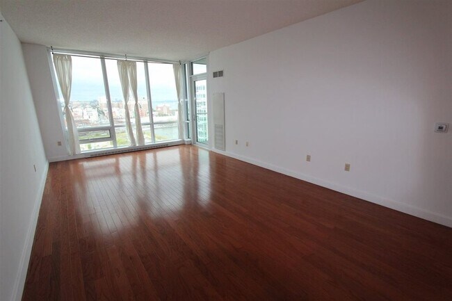 Building Photo - 1 Shore Ln